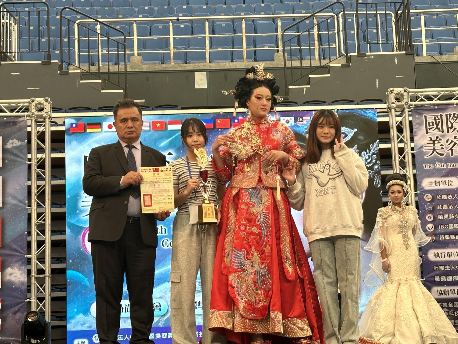 新娘化妝組(真人)-鳳冠霞披，選手-朱妍芯（左二）模特兒-吳亭禛（左三）指導老師-李玉蘋。（圖/記者林照東攝）