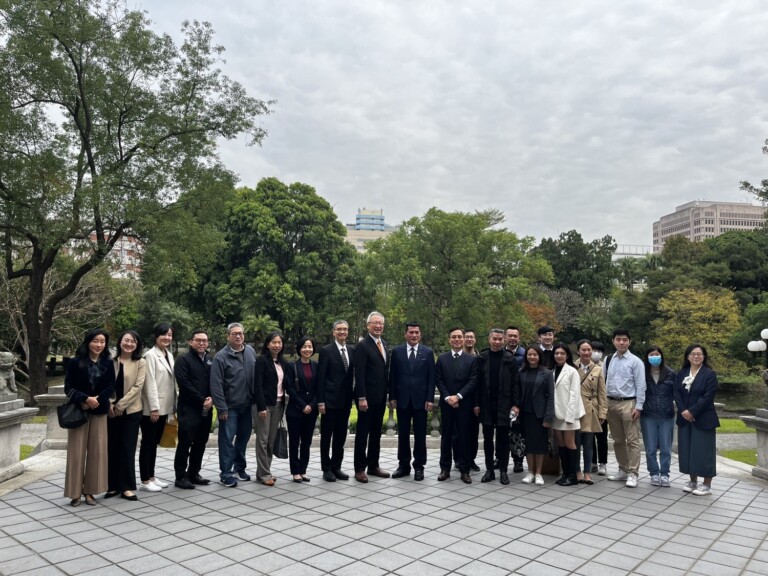 黃仁今日親自率隊到台北賓館考察，現場和館方人員大合影。(圖／黃仁國會辦公室提供)