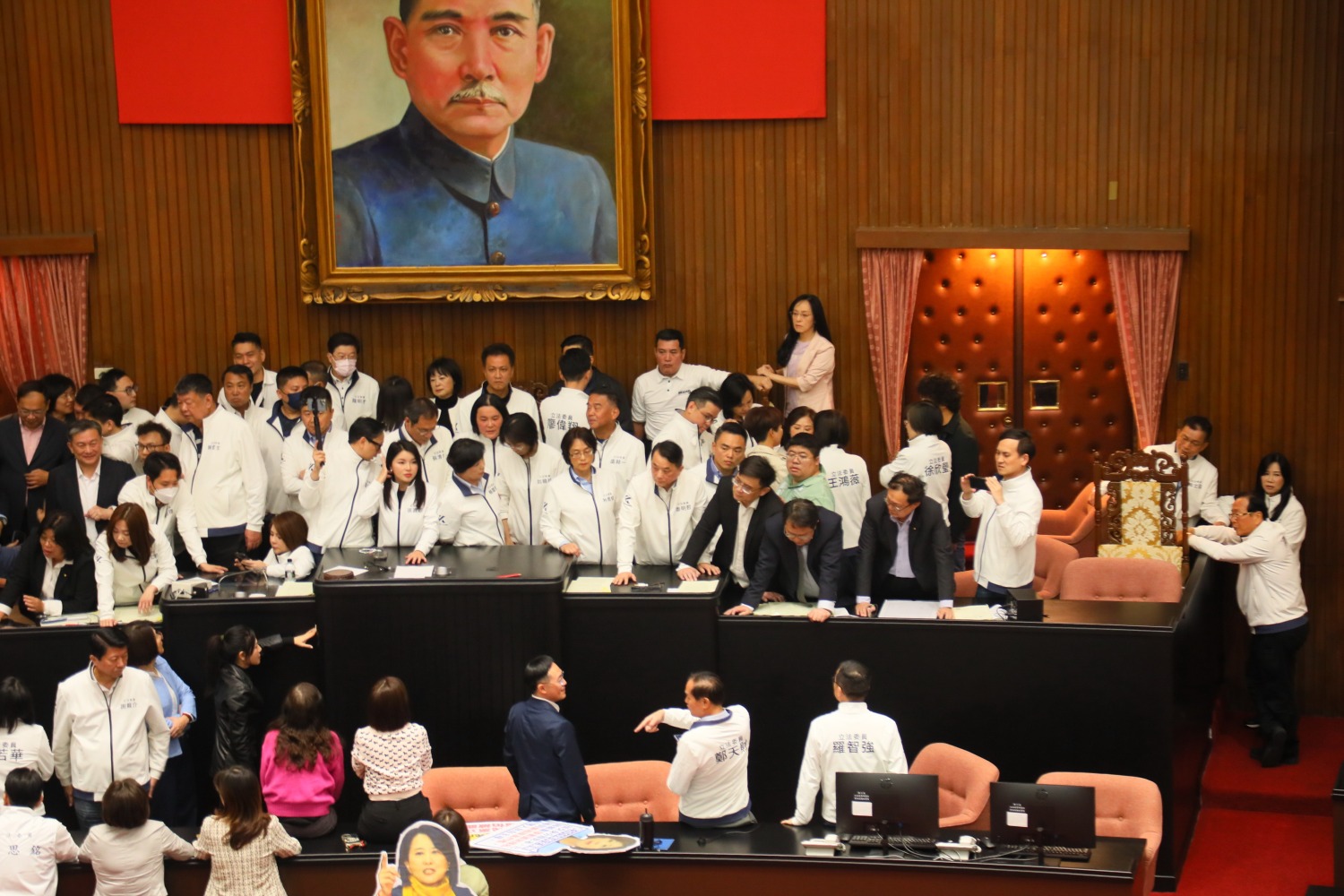 國民黨清空主席台後，民進黨立委雖無法越雷池一步，但議場內大小衝突不斷。(記者包克明 攝)