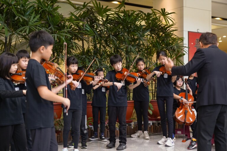 學生首次在醫院演出，以布列頓《簡易交響曲》、尼諾·羅塔《弦樂協奏曲》及《獅子王》插曲傳遞關懷，用音樂感動醫護與病患。（圖/記者林照東翻攝）