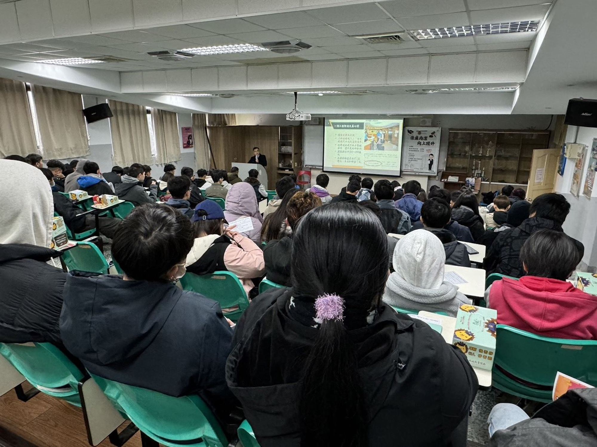 新竹地檢署王遠志檢察官進行工程倫理專題講座。（圖/記者林照東翻攝）