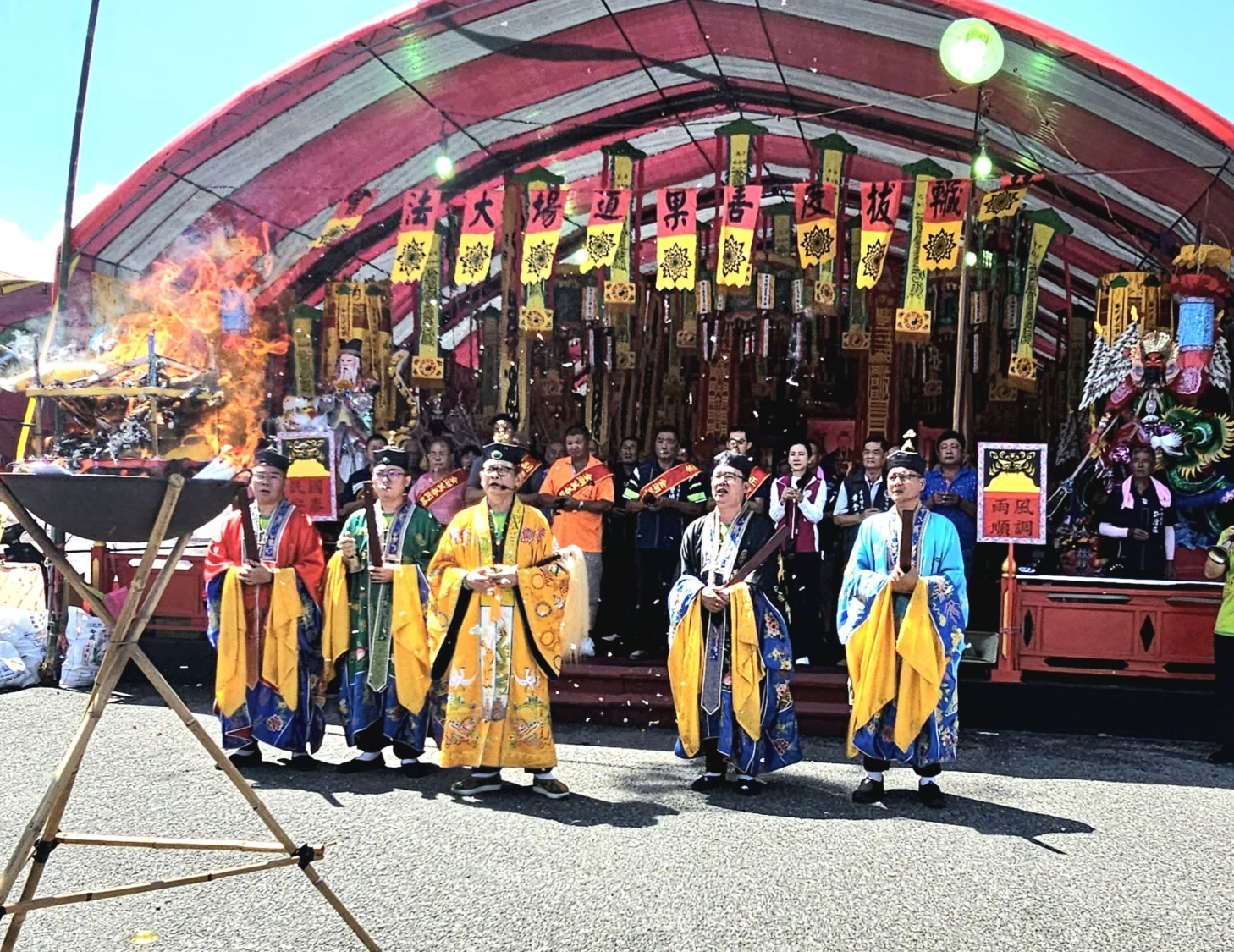 圖二：台中「靈應壇」宣導:除迎春祈富外，其實要先送窮去穢才更得圓滿之福。(圖/ 台中靈應壇 提供)