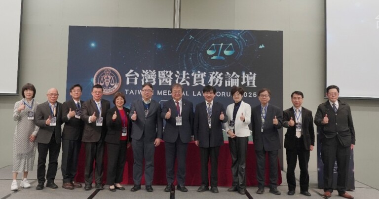 第五屆【2025台灣醫法實務論壇-台北場】開幕致詞貴賓合影(中)-衛生福利部邱泰源部長、(右5至右1) 台灣醫事法律學會張朝凱理事長、全律會李玲玲理事長、監察院林郁容委員、台北市藥師公會尹岱智理事長、中醫師全聯會張立德主委；(左6-左1)法務部黃世杰政務次長、護理師護士全聯會紀淑靜理事長、台灣醫事法律學會胡峰賓秘書長、醫師全聯會醫事法規委員會吳欣席召委、台北市醫師公會洪德仁理事長、台灣微整形美容醫學會陳美齡理事長。（圖／台灣醫事法律學會提供）