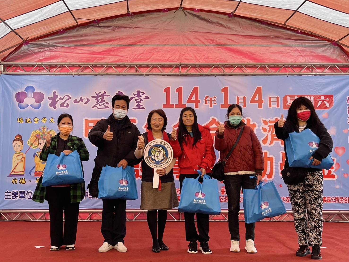 移民署臺北市服務站主任蘇慧雯（右）與松山慈惠堂一同致贈弱勢新住民愛心物資包。（記者趙靜姸攝）