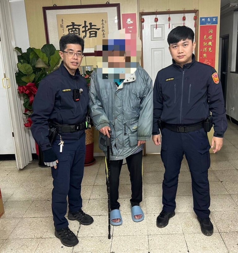 老翁在政大校園附近徘徊，疑似迷路，指南派出所警員陳政男（圖左）警員黃玉銓（圖右）趕赴現場協助。（記者 黃荷琇翻攝）