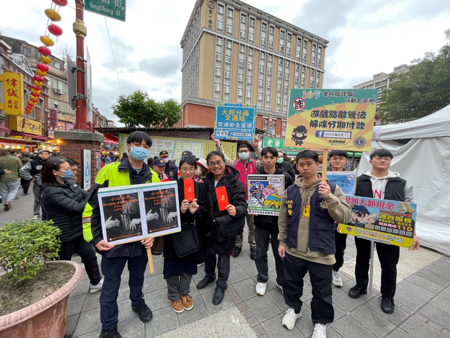 大同分局隊長高玉松希望每一位市民和遊客都能感受到來自警察的關懷與守護，讓這個新春佳節更加祥和快樂。（記者 黃荷琇翻攝）