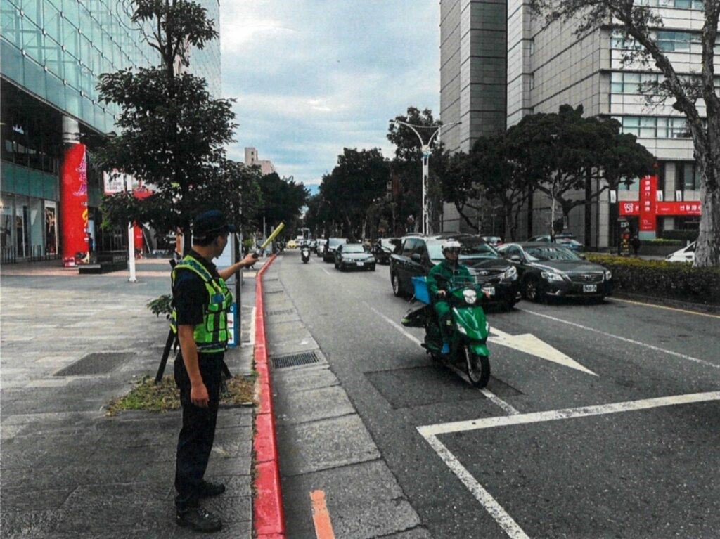 春節期間出行應遵守交通規則，務必禮讓行人、注意停車規範，共同維護道路安全。（記者 黃荷琇翻攝）