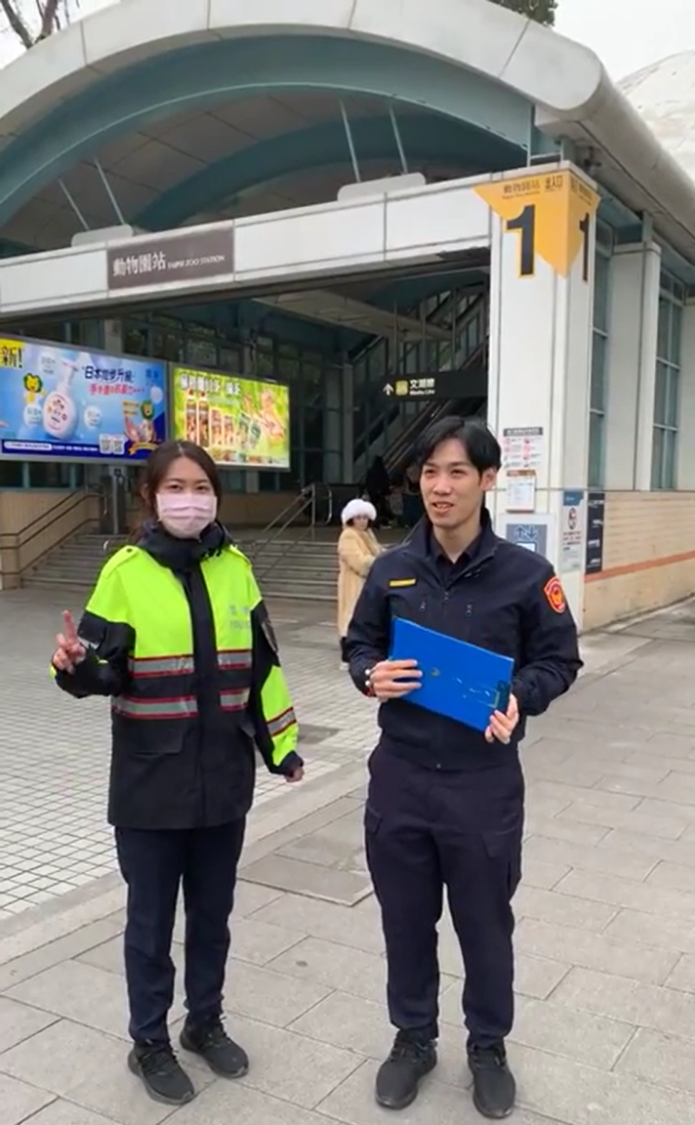 文山第一分局以創新方式結合臺北市立動物園，行交通安全宣導直播活動，向民眾傳遞「安全出行、平安過年」的理念。（記者 黃荷琇翻攝）