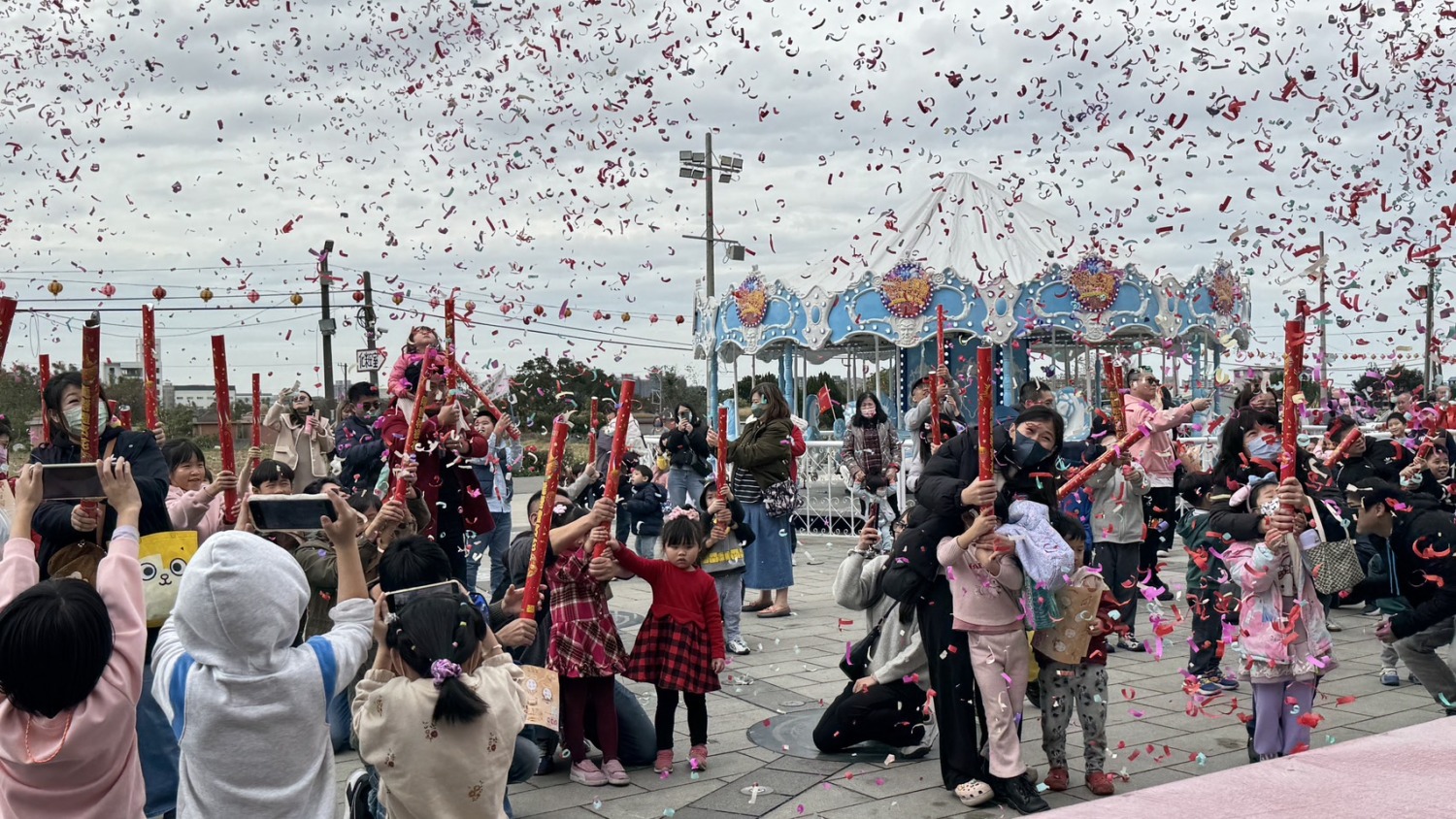 公益慈善太子遊樂園每天滿滿活動免費入場，圖中為民眾迎接好運彩炮。(圖/桃園護國宮提供)