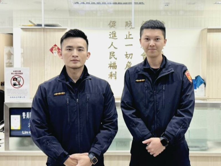 南港派出所處理人員：警員黃培文（左）、李彥瑋（右）。（圖/記者薛秀蓮 翻攝）