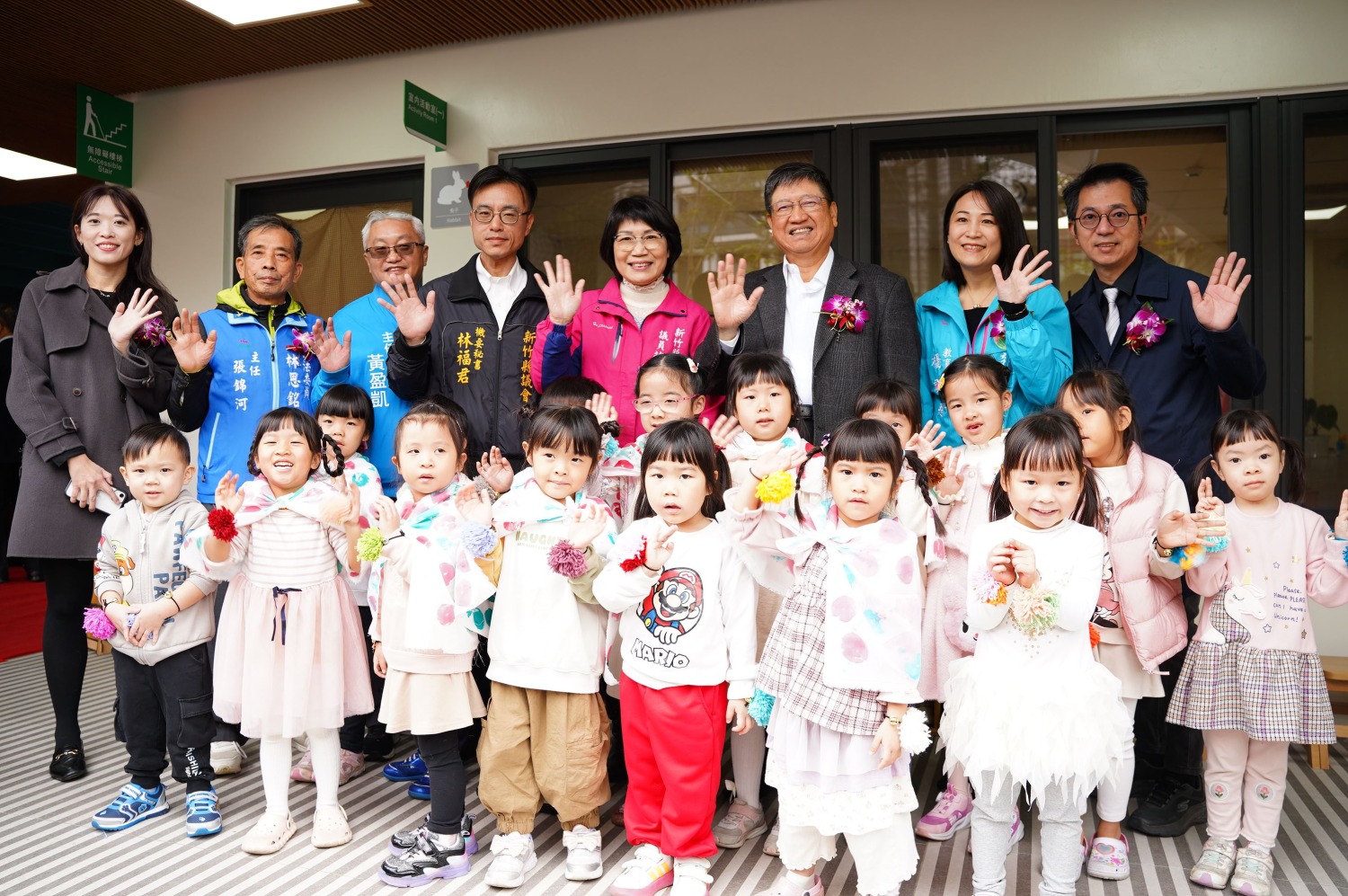 明新科大師資培育中心承辦的博愛非營利幼兒園落成揭牌，幼兒們可愛打扮，與來賓開心合影，現場氣氛熱絡。（圖/記者林照東翻攝）