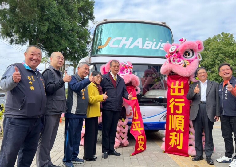 新埔鎮幸福巴士元旦正式通車，出行順利一切平安。（圖/記者黃溎芬翻攝）