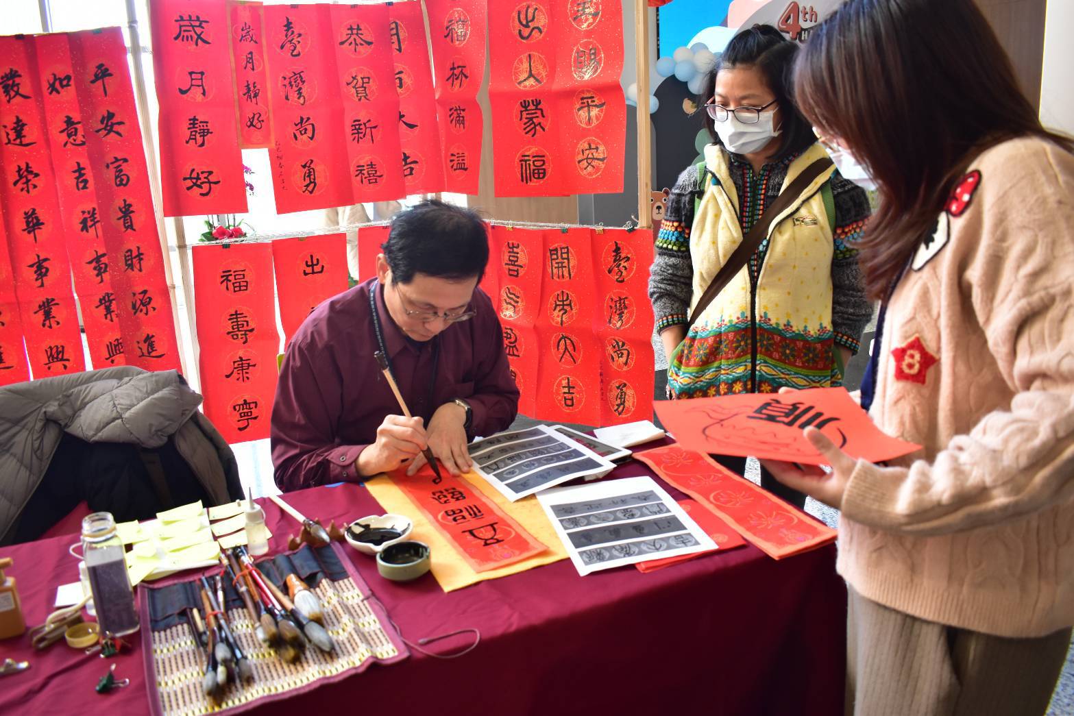 新竹臺大分院石富元特助現場揮毫，將新春祝福獻給民眾。（圖/記者黃溎芬翻攝）