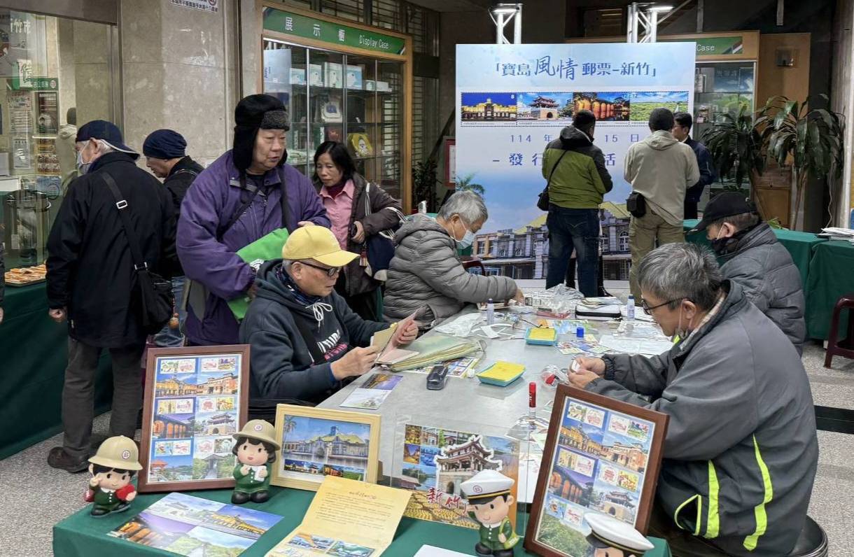 寶島風情系列發行首日，忠實郵迷們冒著寒流來襲的熱情絲毫不減。（圖/記者黃溎芬翻攝）