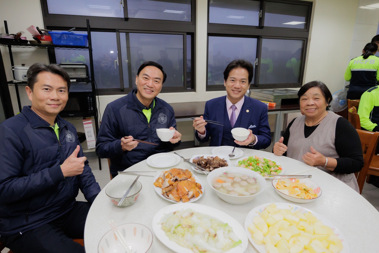 感謝廚工暖心餐食，邱臣遠提醒消防員注意安全與健康，共同守護市民與家庭幸福。（圖/記者林照東翻攝）