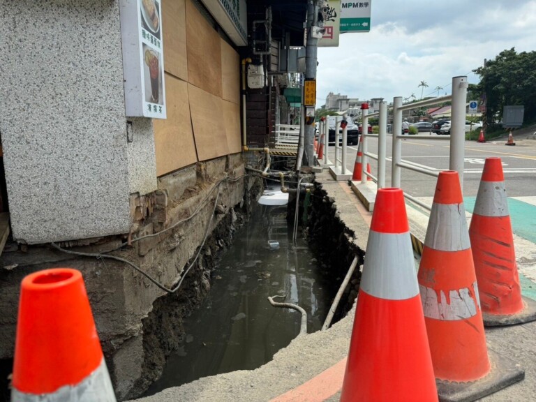 市府加強清淤、智慧防汛監控與降雨預測，佈署抽水設備，即時掌握災情，迅速減災。（圖/記者林照東翻攝）