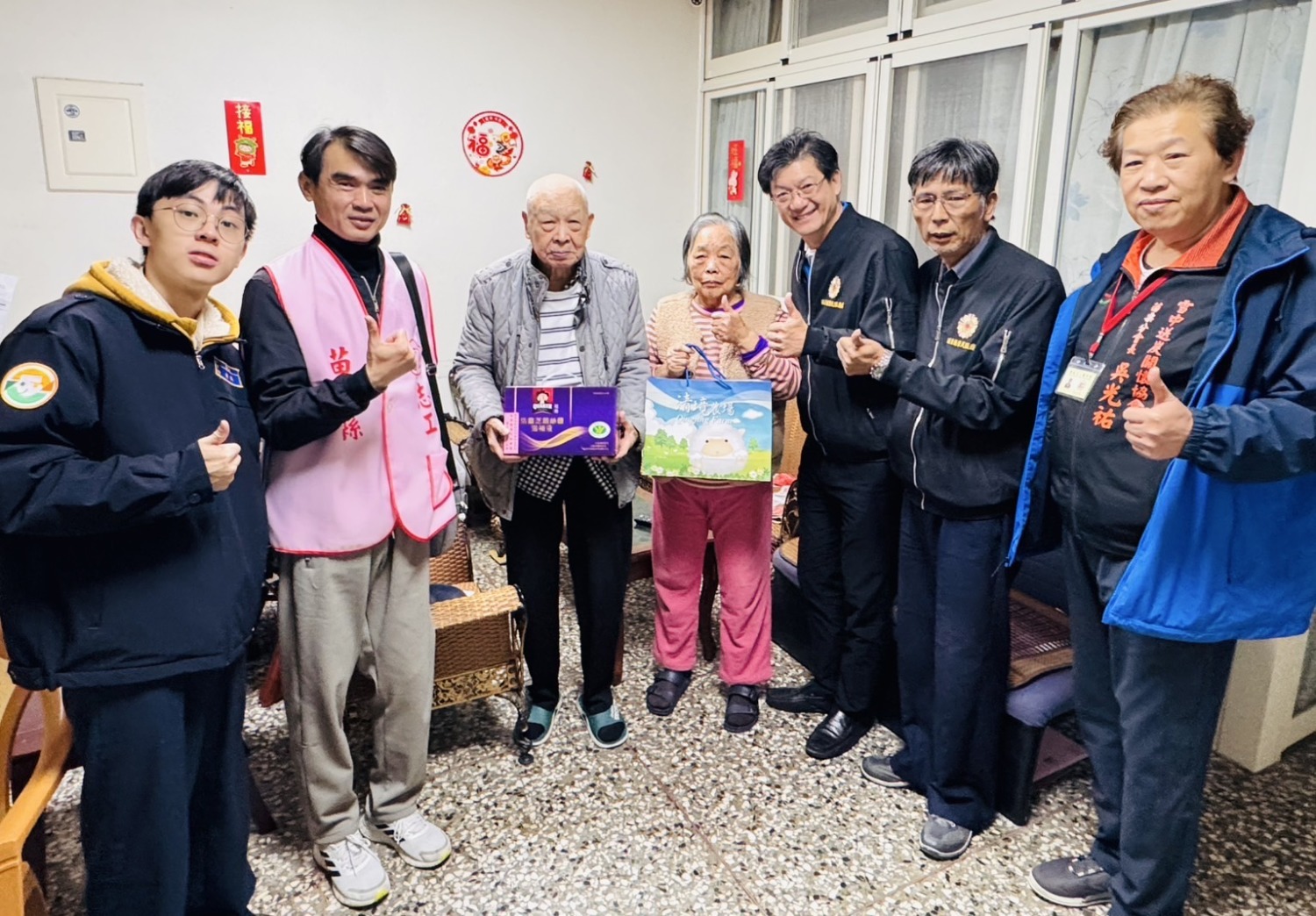 副處長柯長榮(右三)偕同雪中送炭協會苗栗分會長吳光祐(右一)等人慰訪年長榮民趙伯伯。（記者 張艷君翻攝） 