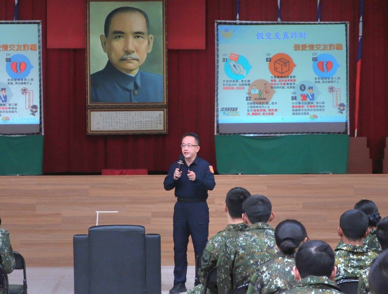 三峽分局副分局長林子翔率隊前往軍中做識詐宣導。(記者徐煜勝翻攝)