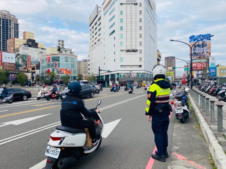 國道春節無高乘載管制，警局啟用E視訊巡邏，強化交流道及西濱公路疏導，指引用路人改道行駛。（圖/記者林照東翻攝）