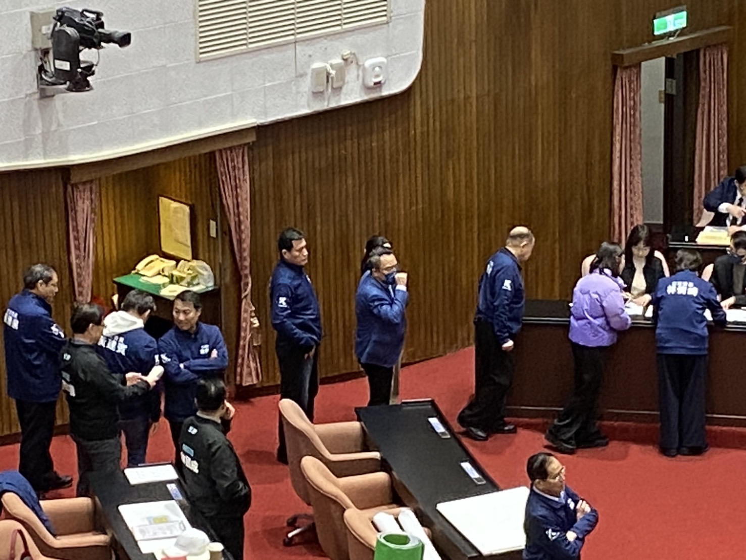 國民黨、台灣民眾黨等在野黨立委在北區領票、投票。(記者包克明 攝)