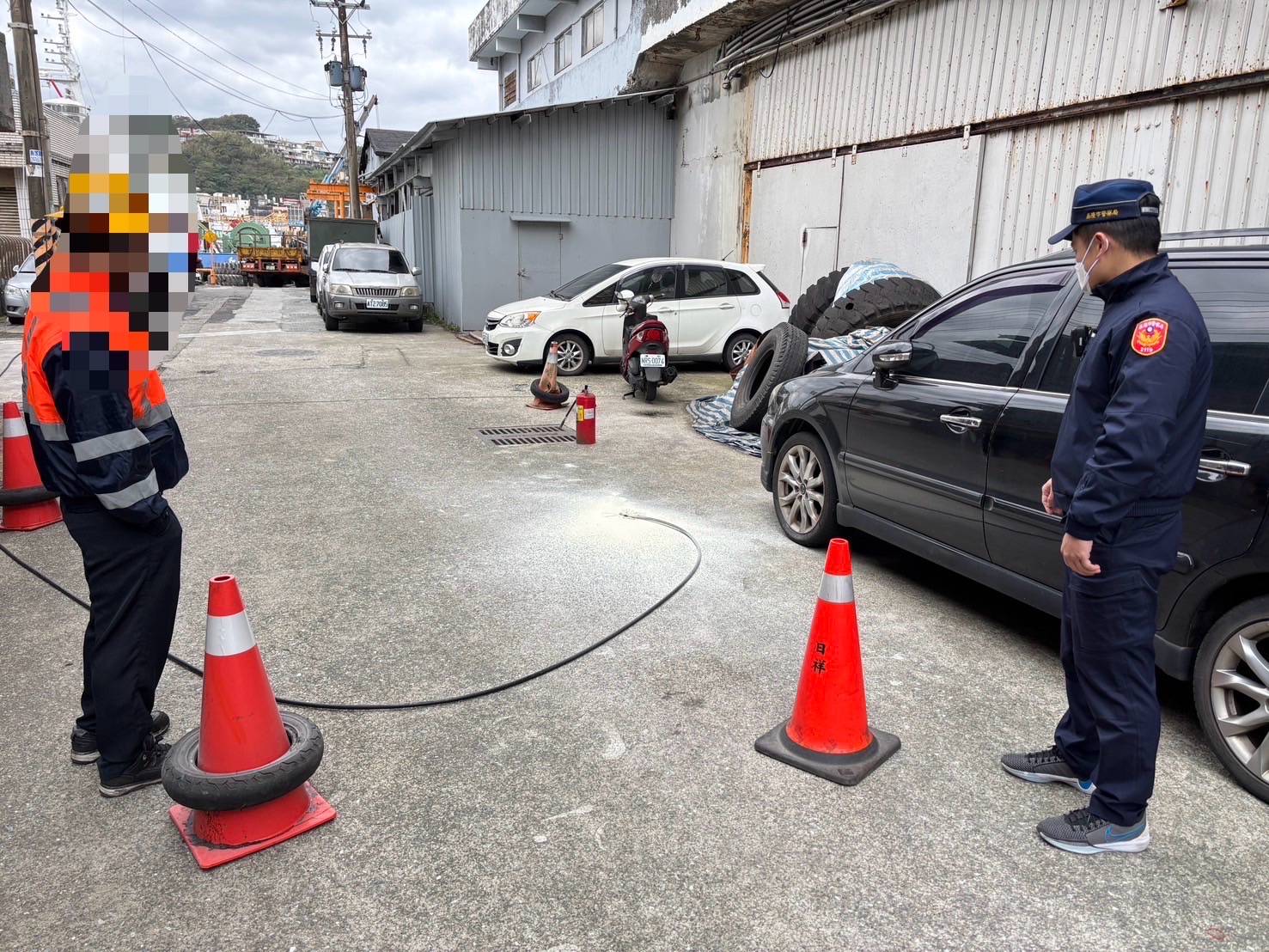 警方與里長及相關人員共同處理電線掉落，順利排除危機。（記者薛秀蓮翻攝)