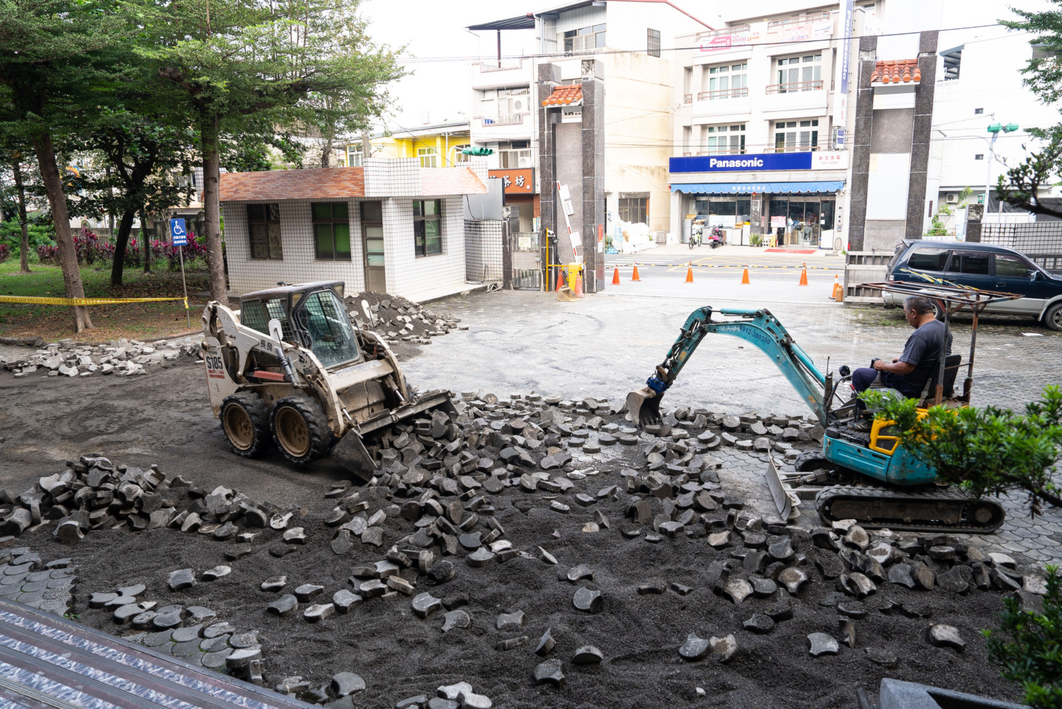 南投縣竹山鎮的前山國小校門遇雨即積水，遠雄志工為學童打造平坦校園路。(圖/ 遠雄文教公益基金會提供)