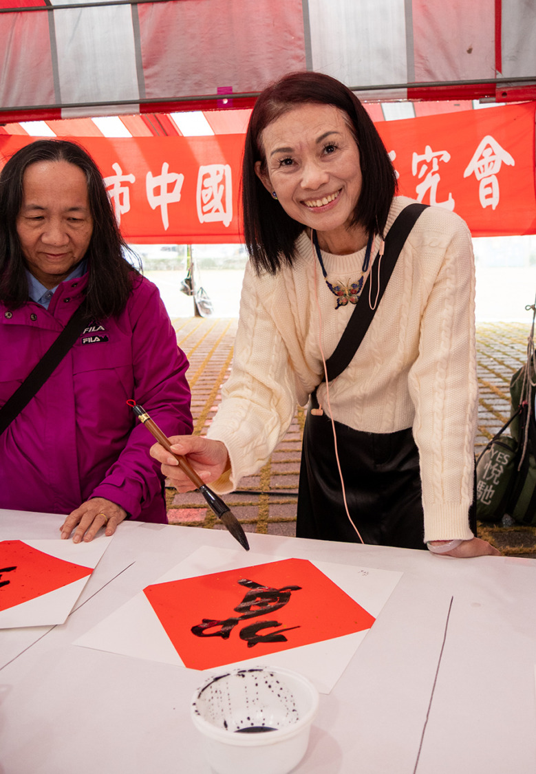 台北市中國畫學研究會暨中華世紀書畫協會理事長吳欐櫻為活動開筆。(圖/湯溫謹攝)