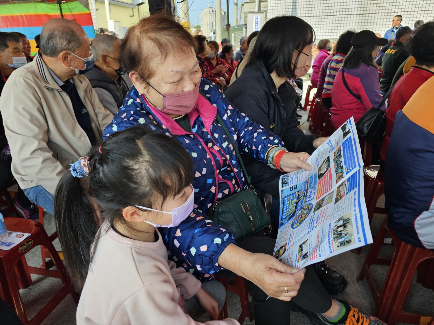 國民黨立委張嘉郡、丁學忠22、23日在雲林海線（第一選區）鄉鎮舉辦就職週年成果報告，22日第一場從北港出發，向鄉親報告就職1年來在立法院的努力成果，民眾出席熱烈。（記者葉子綱攝）