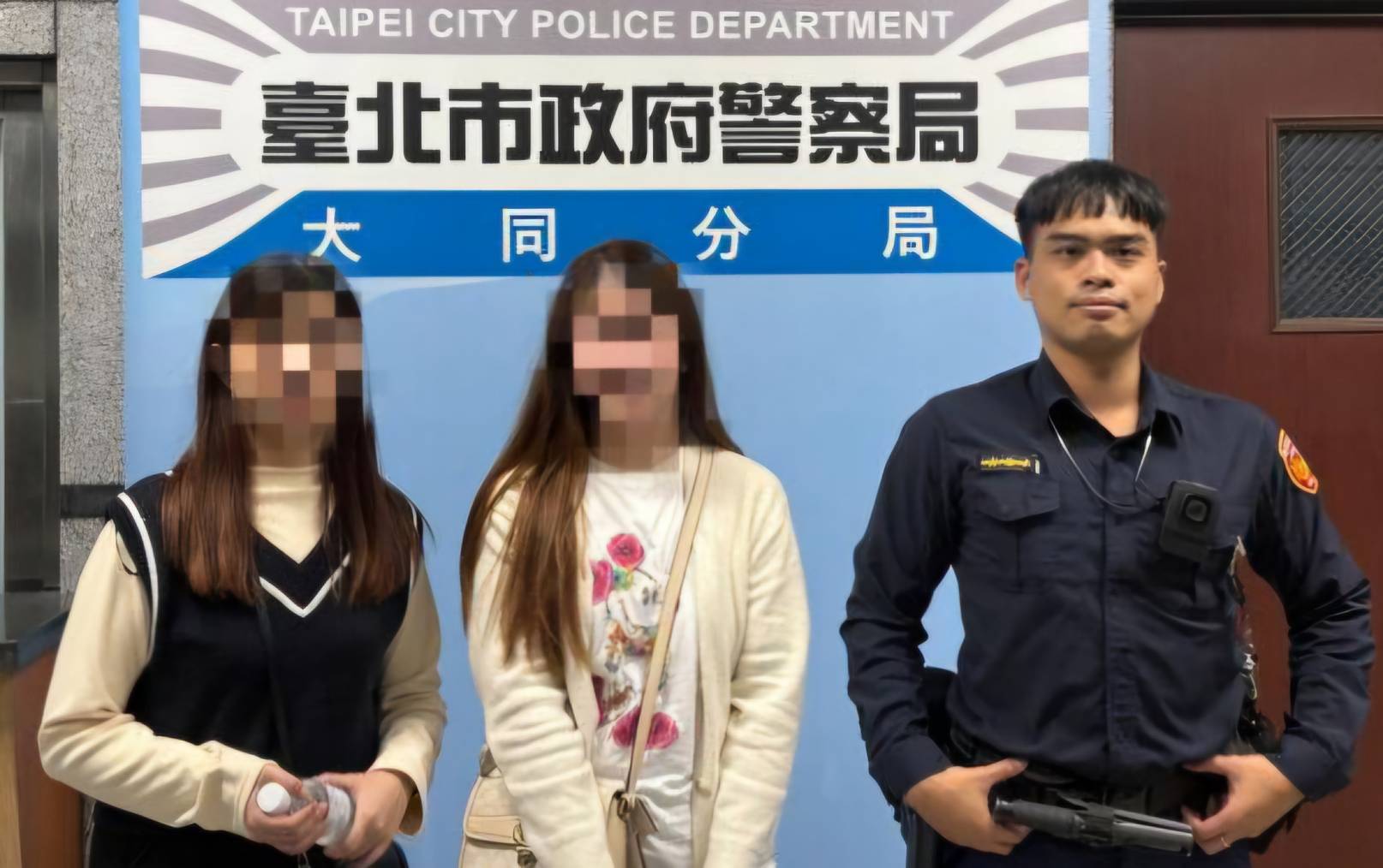 寧夏路派出所警員劉愷恩與馬來西亞籍旅客合影。（記者 黃荷琇翻攝）