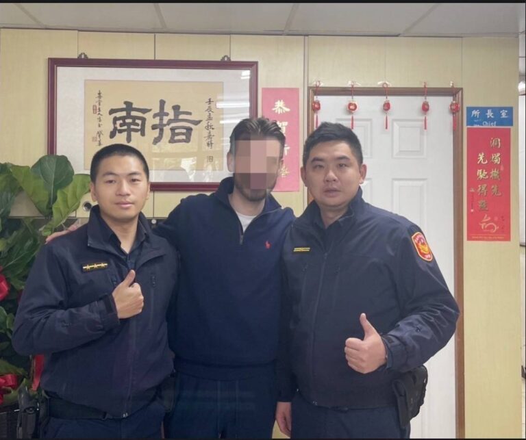 澳洲男子（圖中）表示：「台灣的警察真的太溫暖了，讓我感受到這座城市的美好與安全！」（記者 黃荷琇翻攝）