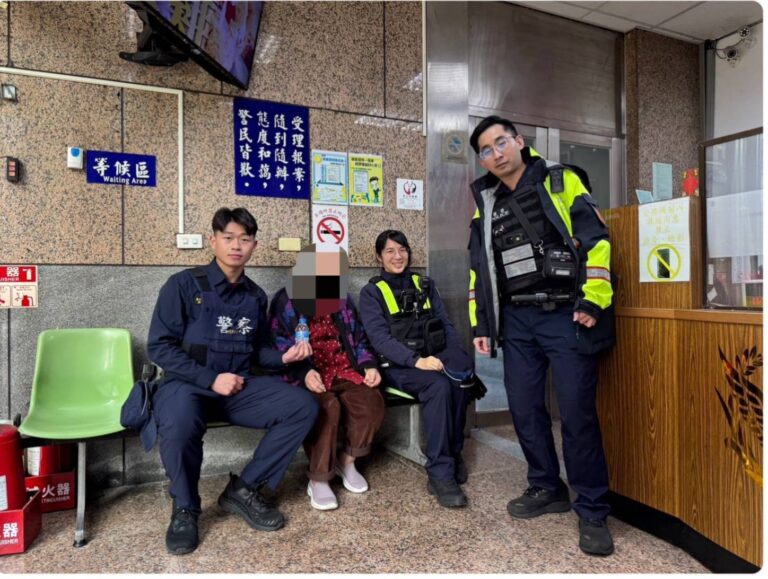 大同分局民生西路派出所員警陳孟詮、劉霈沂及實習生盧治豪細心比對身分資料，成功聯繫上婦人家屬。（記者 黃荷琇翻攝）