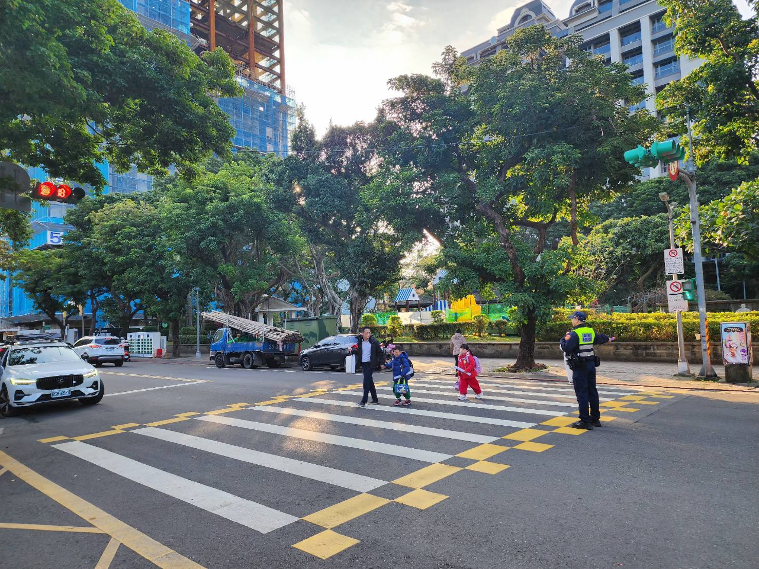 大同分局員警執行護童勤務維護學生上學安全。（記者 黃荷琇翻攝）