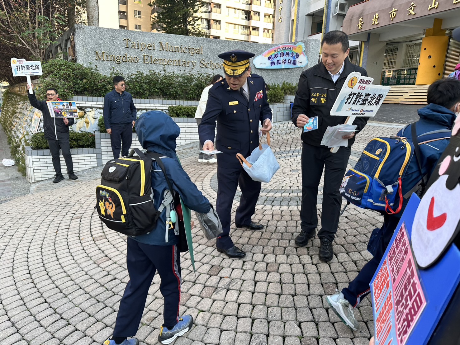 開學日分局長許城銘帶隊前進校園｜積極宣導交通安全與防詐騙觀念