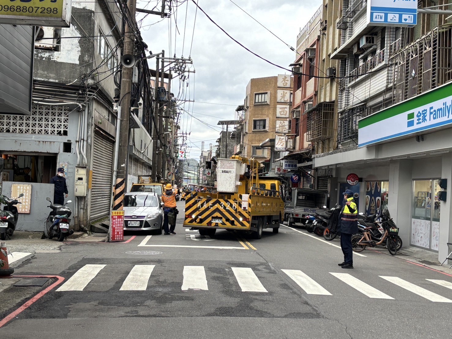 警方與里長及相關人員共同處理電線掉落，順利排除危機。（記者薛秀蓮翻攝)