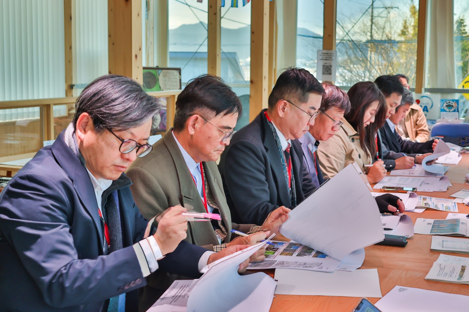 龜岡市長桂川孝裕於去年10月率團訪問明新科大，正式邀請台灣原住民竹產業參與2026京都丹波綠化博覽會，期望透過竹文化合作，共同探討林業碳足跡、淨零排放及山林生態保育的可能性。（圖/記者林照東翻攝）