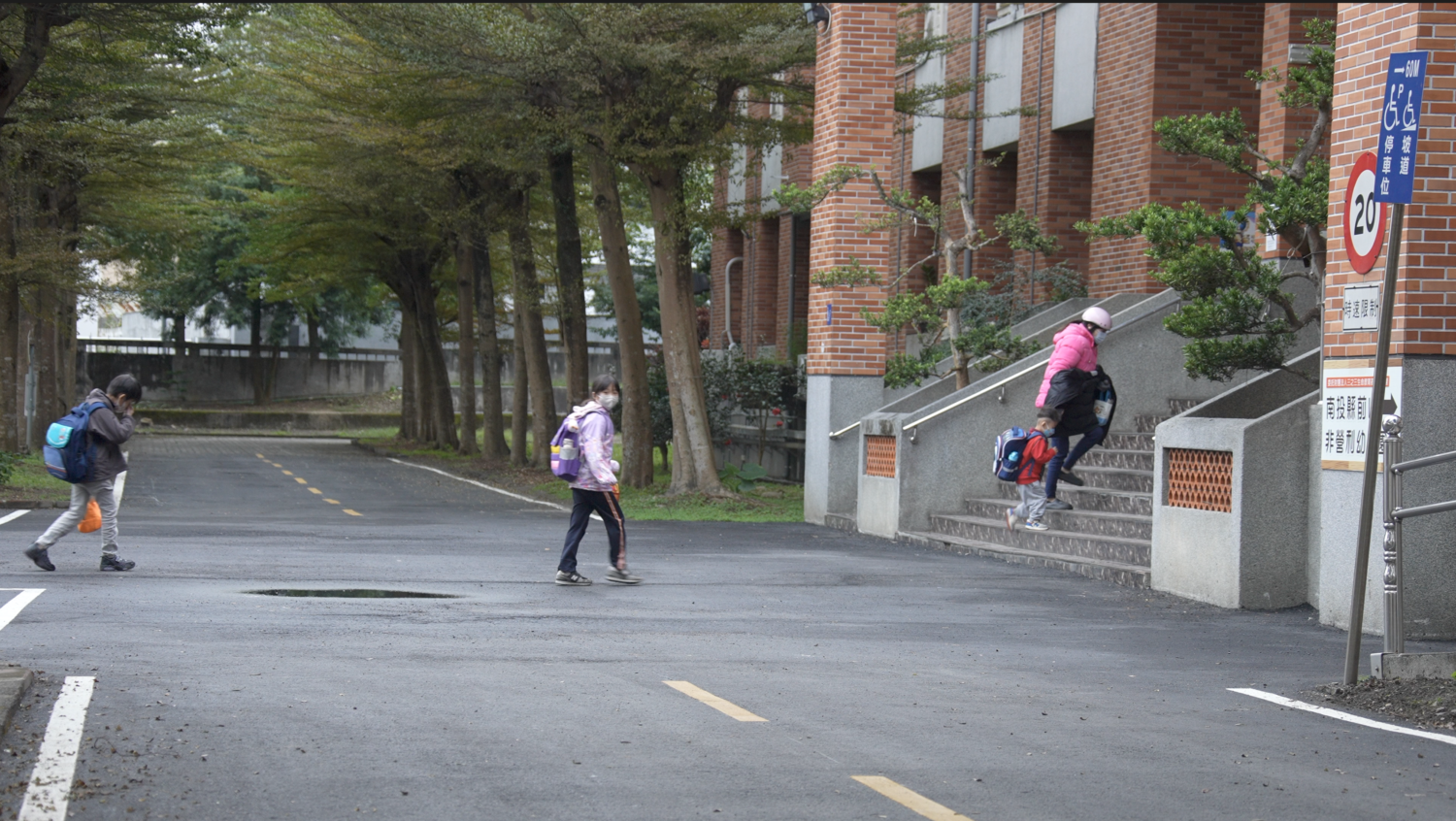 南投縣竹山鎮的前山國小校門遇雨即積水，遠雄志工為學童打造平坦校園路。(圖/ 遠雄文教公益基金會提供)