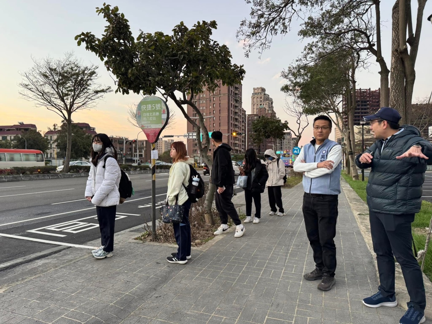 班車未準時發車影響學生上學，吳旭智批評縣府與業者準備不足，應確保班次順利運行，避免影響民眾信任。（轉翻攝自吳旭智議員臉書）