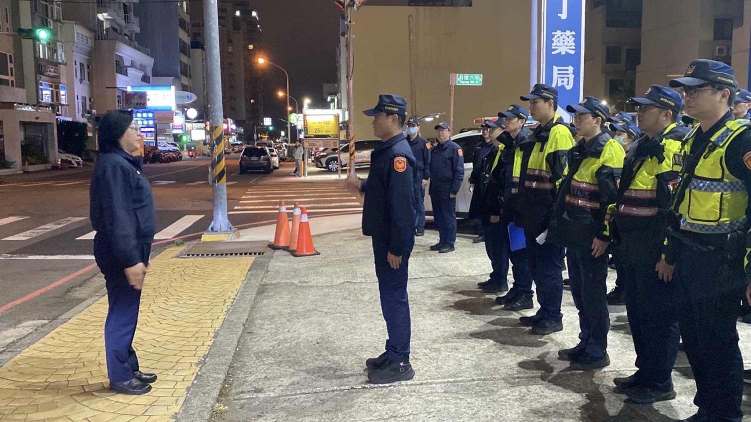 局長宣介慈親自指揮，強化臨檢幫派據點，重點掃蕩網咖、遊藝場、餐飲店、KTV及汽車旅館等場所。（圖/記者林照東翻攝）