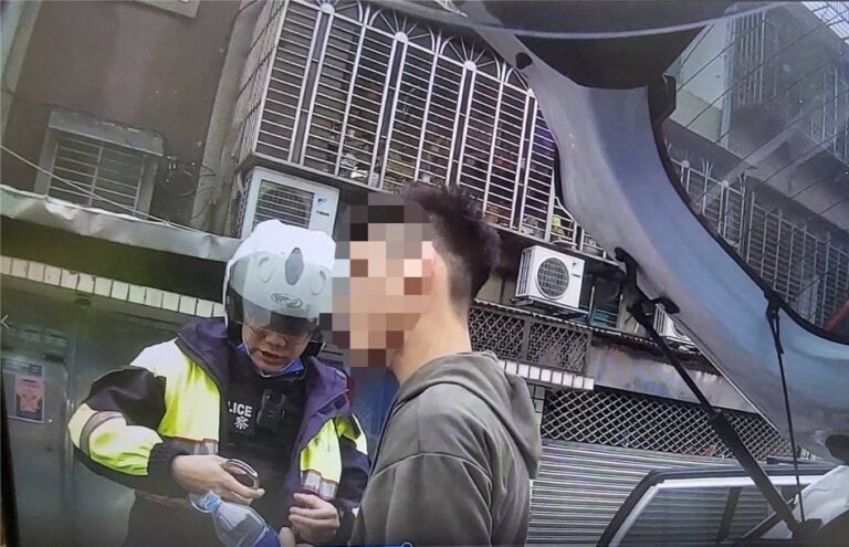 男子昏睡車上遭警方查檢。（記者徐煜勝翻攝）