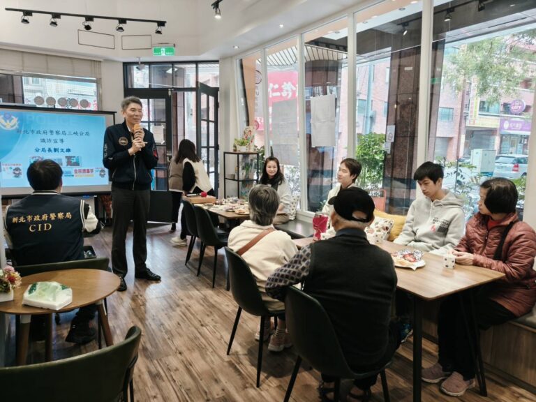 三峽警分局長劉文雄（中）向長照工作者傳遞最新詐騙手法與實用防範技巧。（記者徐煜勝翻攝）