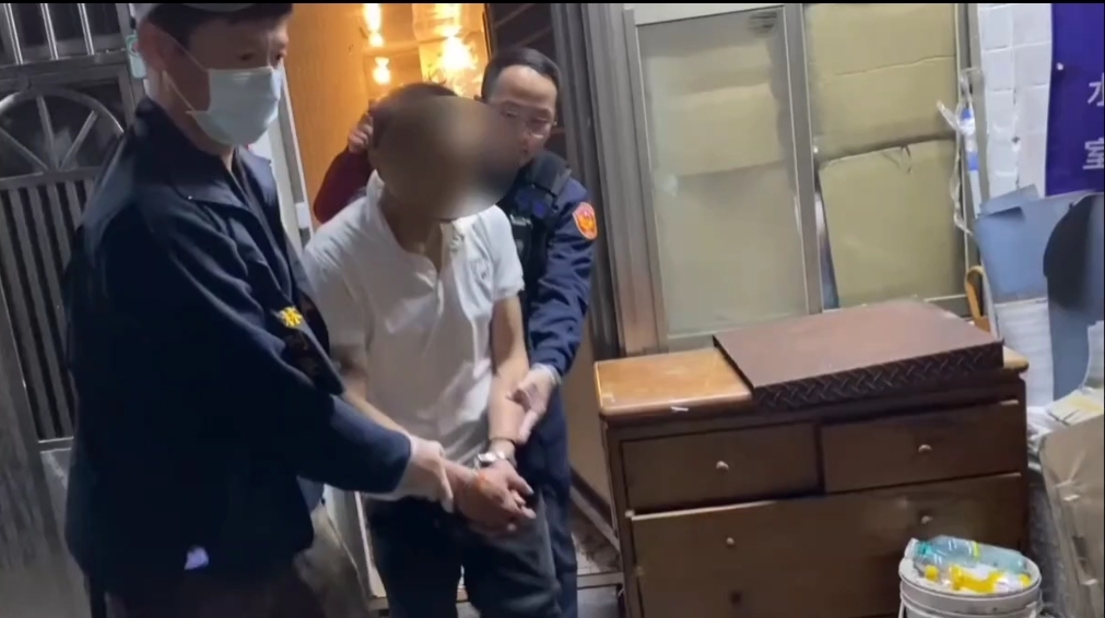 警方於基河路一處民宅，發現犯嫌廖姓男子（30歲）藏匿於租屋處床鋪下方，當場將其逮捕。  （記者 黃荷琇翻攝）