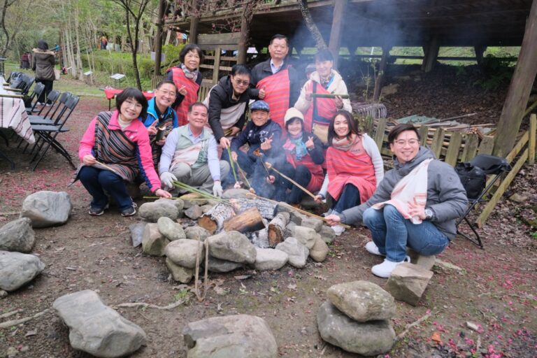 新竹縣議員踩線團親身體驗火烤竹子串五花肉，行銷新竹走走旅遊品牌。（圖/記者黃溎芬翻攝）