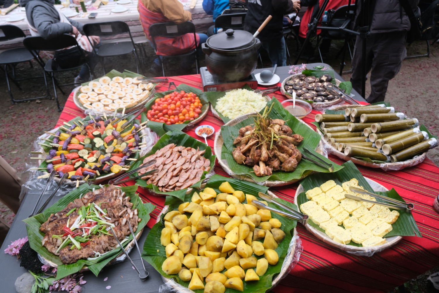 部落大地餐桌以森林黑珍珠--馬告為靈魂，搭配在地小農食材呈現迷人循味。（圖/記者黃溎芬翻攝）