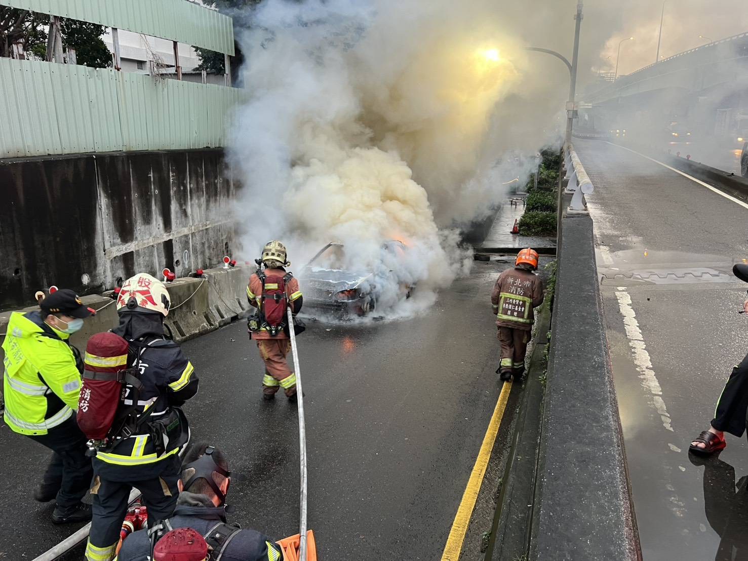 阿伯茫舒舒上路火燒車 | 蘆洲警、消到場救援