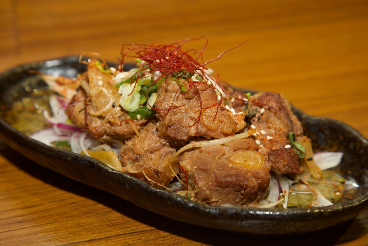 くんせいなんこつ煮煙燻黑糖豬軟骨。(圖/ABV日式居酒館提供)