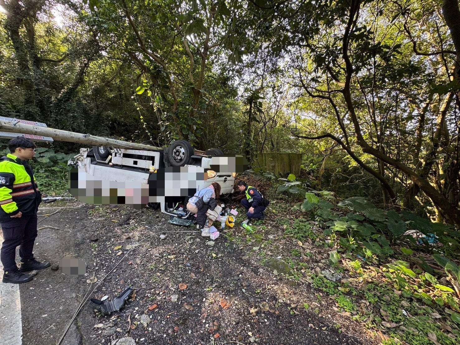 一輛大貨車因不明原因擦撞電線桿後翻覆。（記者 黃荷琇翻攝）