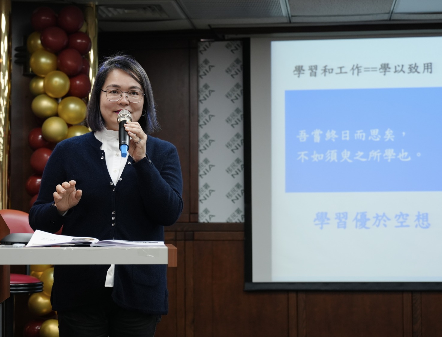 新住民詹夏莉於課程中鼓勵新住民姊妹不斷學習並勇於實現夢想。（記者 黃荷琇翻攝）