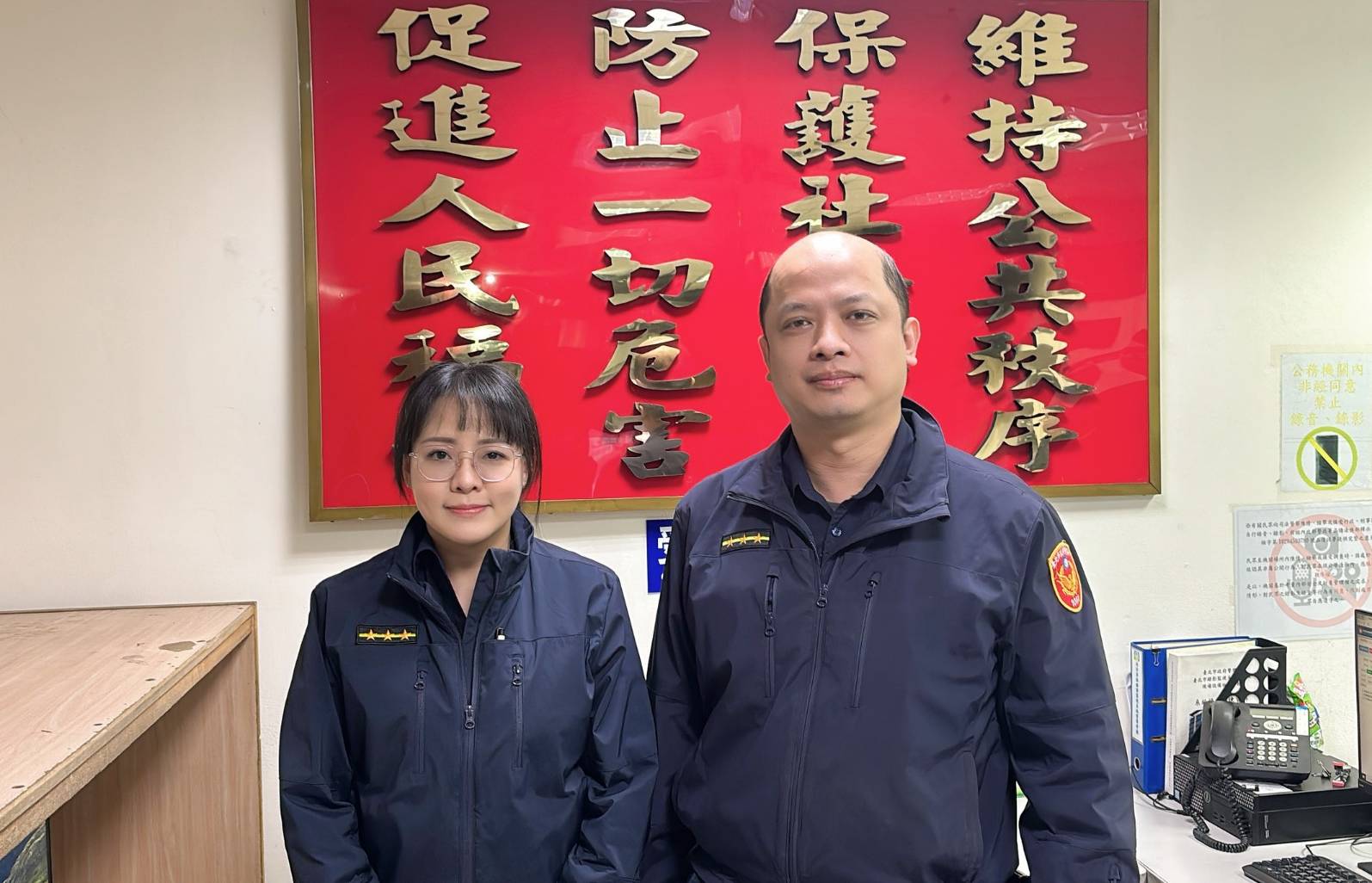 民族路派出所警員金怡良(圖右)、邱士銓(圖左)趕赴現場，耐心安撫女子情緒，並協助她安全返家。（記者 黃荷琇翻攝）