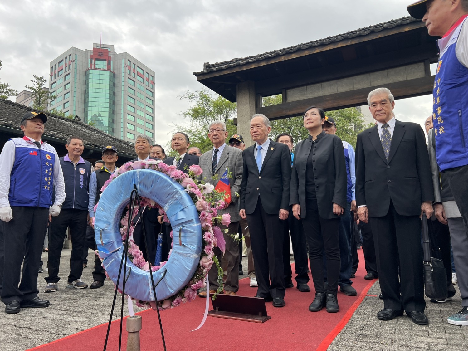 退役上將陳鎮湘擔任主祭，帶隊向國父銅像獻花致敬。(記者/司徒 攝)