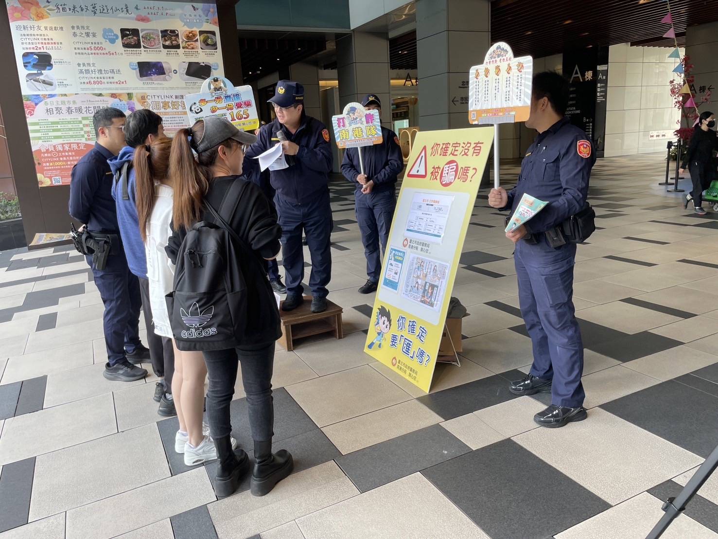 南港警前進車站熱血開講教民眾防詐。（記者薛秀蓮翻攝)